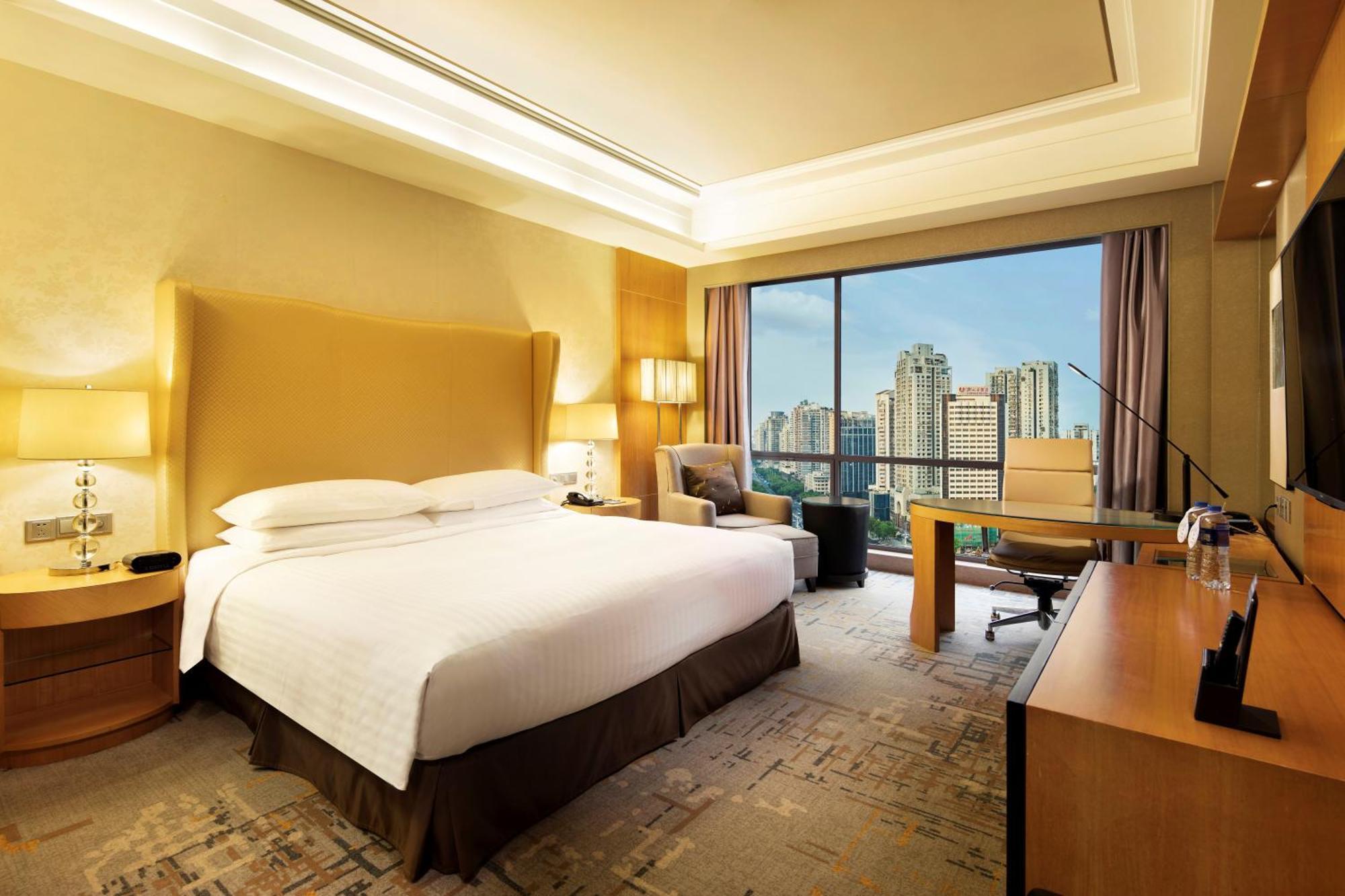 Deluxe King Room with City View